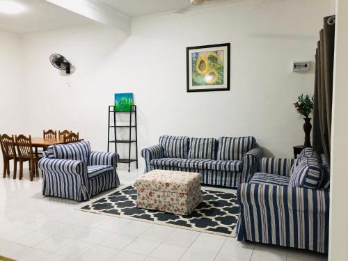Batu Pahat House | Cozy Alyn Home Batu Pahat with Netflix and Free Wifi