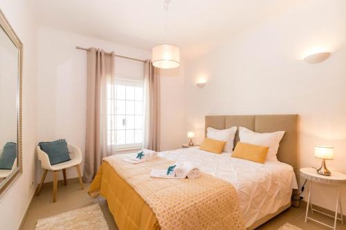 Peneco Beach Apartment | Unwind at Alzira By Rossio with Oceanfront Views
