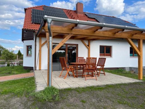 Oberuckersee Apartment | Pet-Friendly Retreat at Am Gallowayhof for Families
