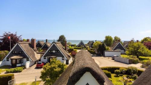Grossenbrode House | Family-Friendly Retreat at Am hohen Ufer Reetdach Haus