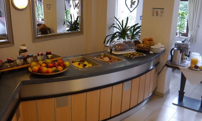 Marxloh Hotel | Cozy Am Kamin: Family-Friendly Stay with Breakfast Included