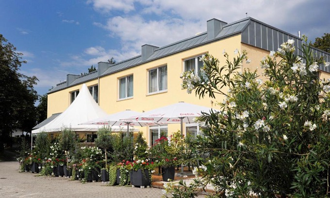 Worms Hotel | Convenient Stay at Am Schlosspark - Family & Wheelchair Friendly