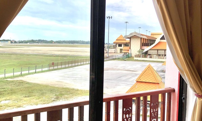 Kampung Telaga Batin Hotel | Cozy AM Transit Inn: Family-Friendly with Breakfast and Dining
