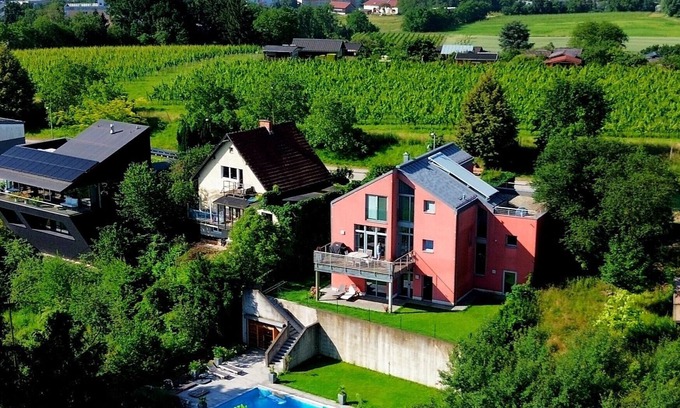 Leonding Villa | Ideal Retreat at Am Weinberg: Pool, Sauna & Near Linz