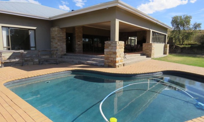 Grahamstown House | Inviting Farm House with Pool and Kitchen Amenities