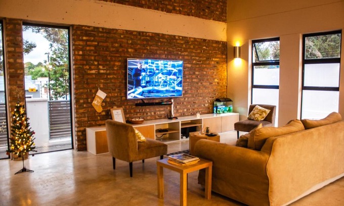Grahamstown Bed & Breakfast | Pet-Friendly Amabwe Guesthouse with Hot Tub & Breakfast