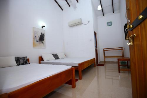 Kataragama House | Cozy Amadi Rest: Family-Friendly with Kitchen & Breakfast