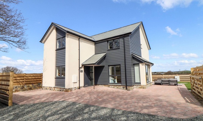 Tintagel House | AMAL ANPRAS: Pet-Friendly Oasis with Garden in Tintagel
