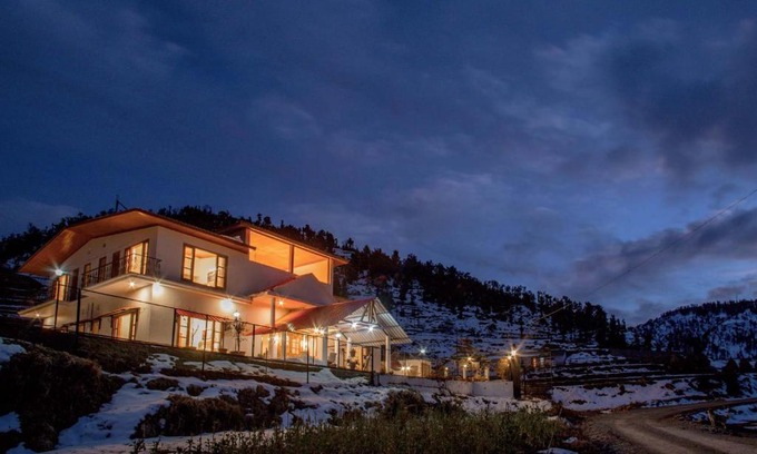 Tehri Range House | Amala Mountain View Villa with Lawn: Family-Friendly Retreat