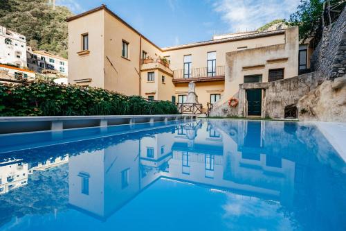 Amalfi Bed & Breakfast | Cozy Amalfi Resort: Oceanfront Bliss with Pool & Dining