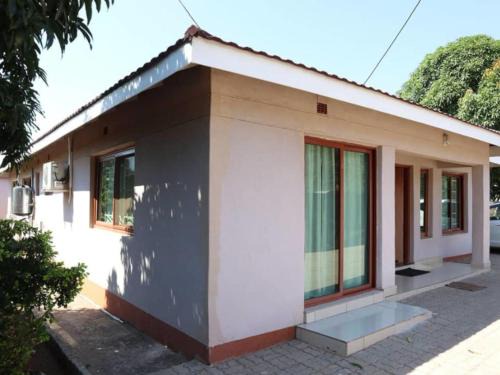 Kasane House | Cozy Amariah Guest House with Breakfast and Family Amenities