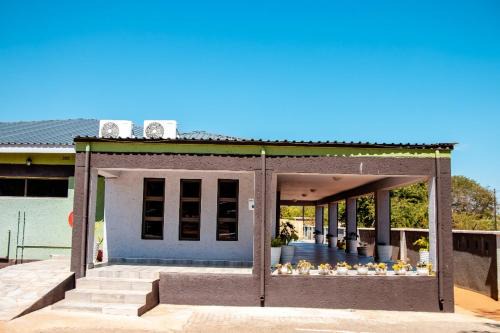 Kazungula Hotel | Relax at Amariah Lodge: Family-Friendly with Pool & Breakfast