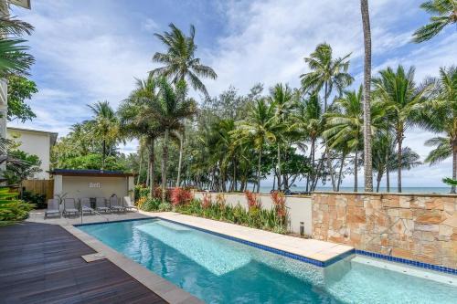 Palm Cove Apartment | Serene Amarillo at Island Views—Waterfront Family Retreat