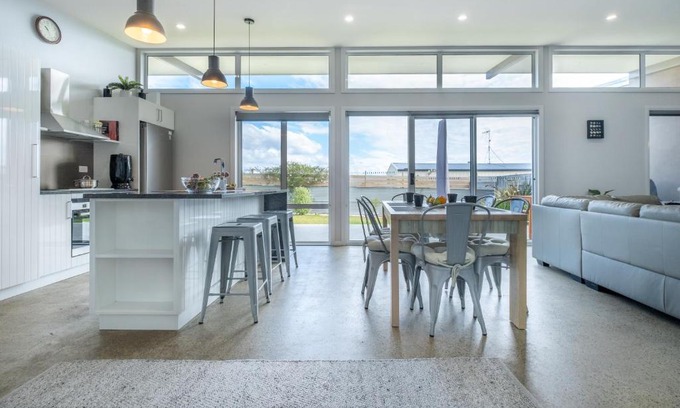 Coles Bay Apartment | Family-Friendly Amaroo 1 - Freycinet Holiday Houses Awaits