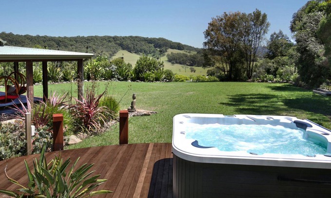 Far Meadow House | Amaroo House - Captivating Views with Spa and Pool Amenities