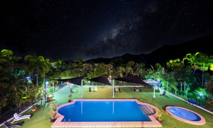 Nelly Bay Hotel | Family-Friendly Amaroo on Mandalay with Pool & Restaurant