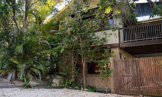 Arakoon House | Amaroo: Walk to Trial Bay & Enjoy Oceanfront Amenities