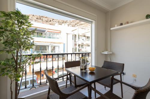 Playa de Mogan Apartment | Relax at Amarre Fuente: Oceanfront Oasis with Pool