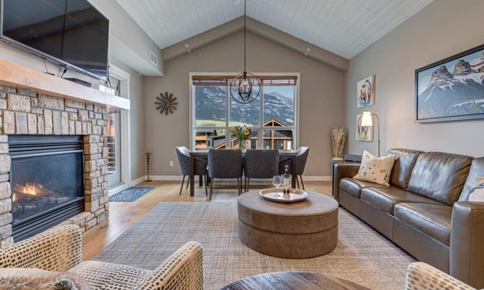 Canmore Condo | Unforgettable 1 Bedroom Penthouse Suite with Spa & Hot Tub