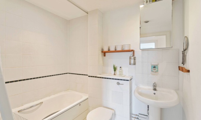 Stoke Newington Apartment | Top-Rated 2 Bed Apartment with Balcony near Stoke Newington