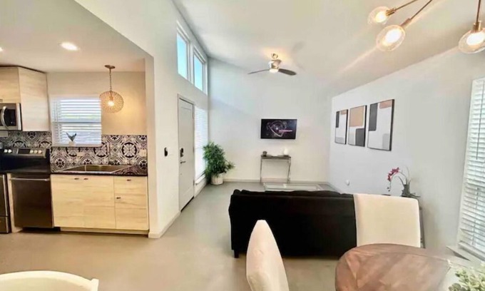 Franklin Park Apartment | Inviting 2Bd Home Close to Downtown with Family Kitchen