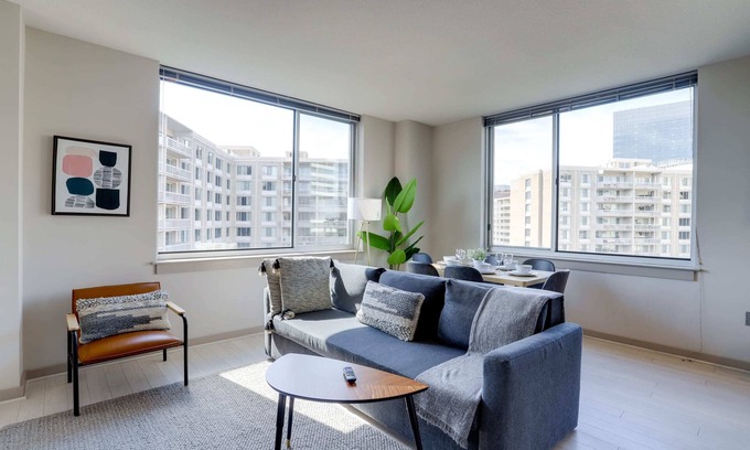Crystal City Apartment | Inviting 2BR Condo @Crystal City with Rooftop & Pool
