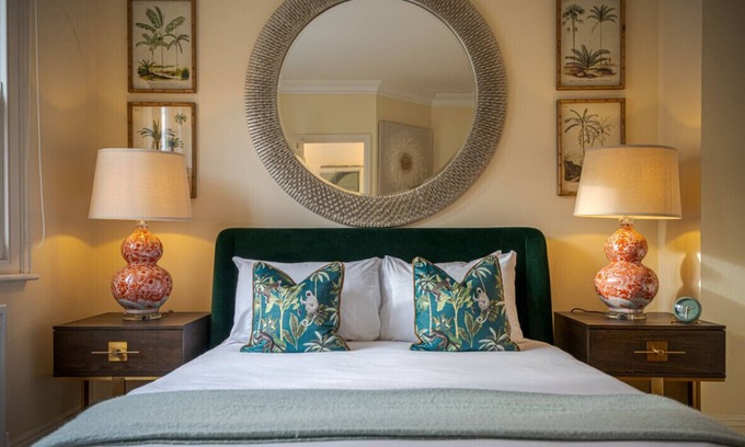 London City Centre Apartment | Elegant Home Near Harrods with Kitchen & Family Amenities