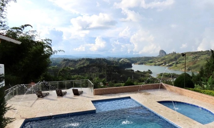 El Penol Villa | Guest Rated 10/10: Beautiful Villa with Piedra el Peñol View
