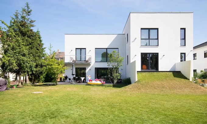 Markkleeberg Villa | Exclusive 5 Bedroom Designer Bauhaus - Steps from the Lake