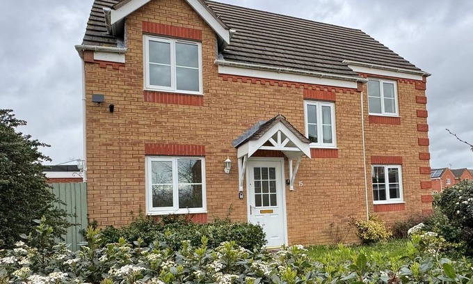 Bedford Villa | Inviting 5 Bedroom Detached House with Spa and Hot Tub