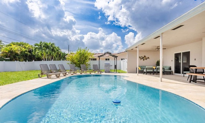 Hollywood Hills House | Exceptional 5BR Villa with Heated Pool near Hard Rock