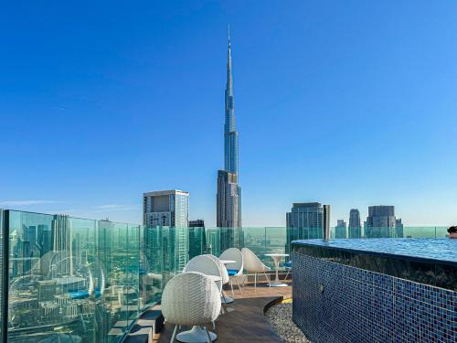 Downtown Dubai Apartment | Indulge in the 64th Floor Infinity Pool at Paramount Hotel