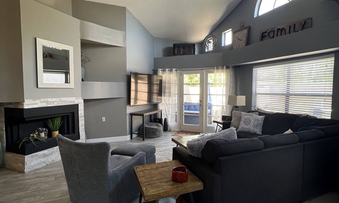 Falconpoint House | Beautiful Ahwatukee Retreat with Mountain Views & Pool
