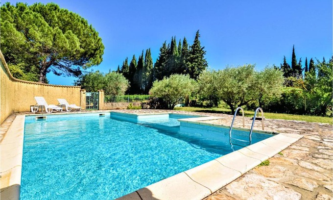 Saint-Paulet-de-Caisson Apartment | Inviting Apartment in St. Paulet de Caisson with Pool & WiFi