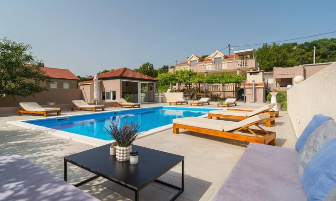 Sinj Apartment | Spacious 3-Bedroom Retreat in Obrovac Sinjski with Pool