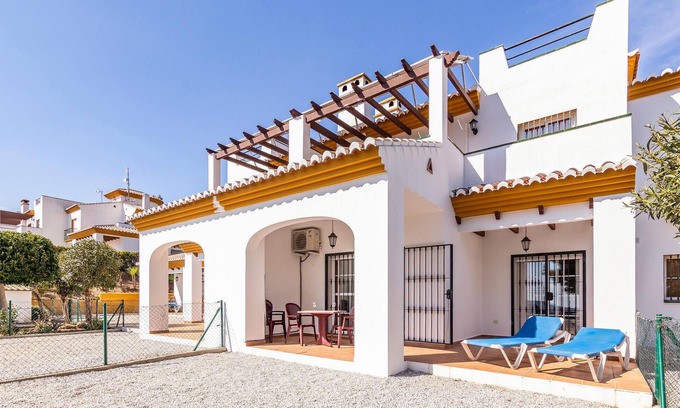 Alcaucin Apartment | Cozy 1 Bedroom Retreat in Alcaucín with Pool Access
