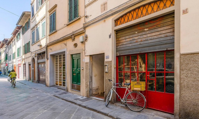 Sant' Ambrogio Apartment | Romantic Getaway for Couples in Beautiful Tuscany Capital
