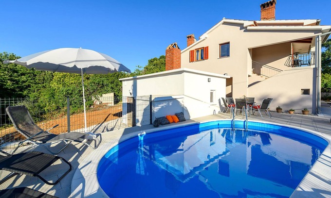 Paradiz Apartment | Serene Apartment with Pool in Tranquil Green Oasis