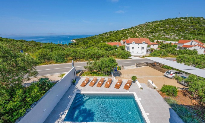 Susica Apartment | Experience Murtel Island: Modern Apartment with Ocean View