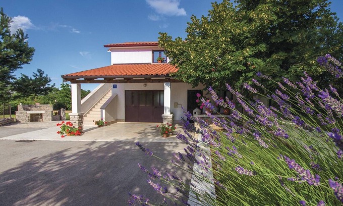 Katun Lindarski Apartment | Idyllic Retreat in Katun Lindarski with Spa and Pet-Friendly Amenities