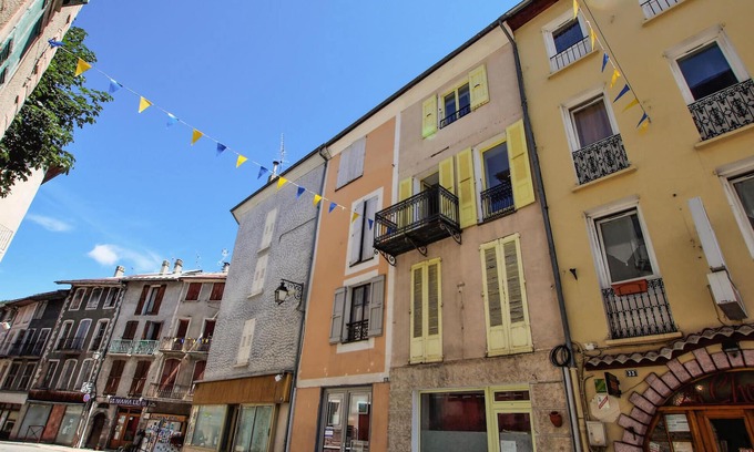 Seyne Apartment | Cozy 1 Bedroom Retreat in Seyne with Spa & Breakfast