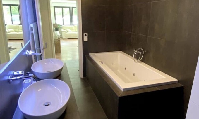 Silenen Apartment | Enchanting Nature Retreat with Kitchen & Family Friendly Amenities