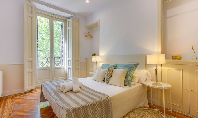 Malasana Apartment | Prime Apartment Steps from Plaza de España with Kitchen