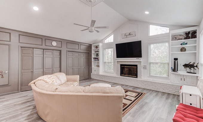 Central Arlington House | Unforgettable Stays Near AT&T Stadium & Six Flags