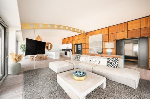 Lancing Apartment | Oceanfront Retreat: 4-Star Beach Apartment with Views