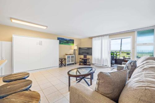 Punaluu House | New Beachfront Condo with Pool and Ocean Views
