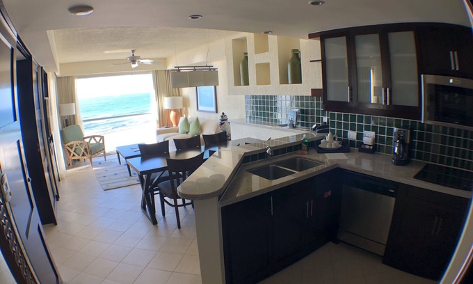 Zona Hotelera Condo | Incredible Beachfront Condo with Ocean View & Spa in Cancun