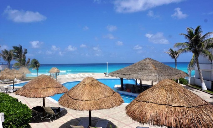 Zona Hotelera Apartment | Beachfront Penthouses with Ocean Views at Brisas By The Spot