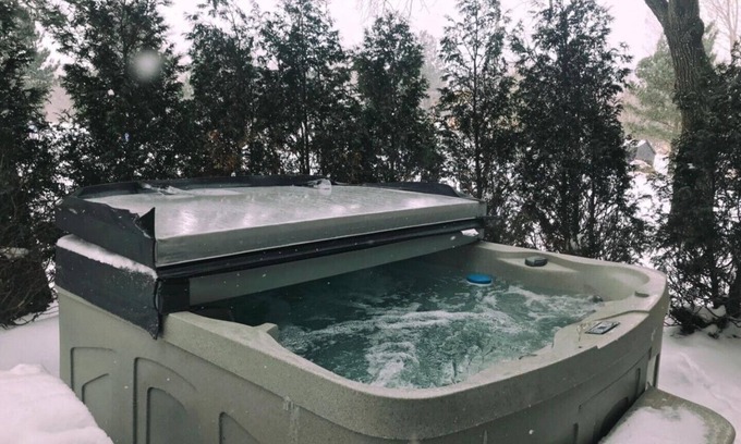 The Blue Mountains House | Inviting 9 Bedroom Blue Mountain Chalet with Hot Tub & Pets