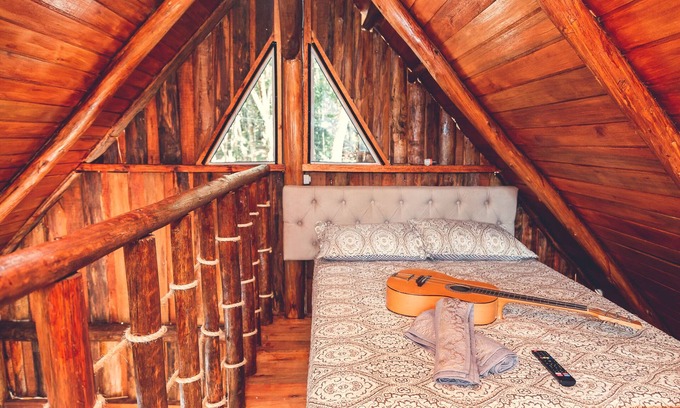 Aguas Mornas Ski Chalet | Inviting Cabin with Hot Tub & Pool in Águas Mornas